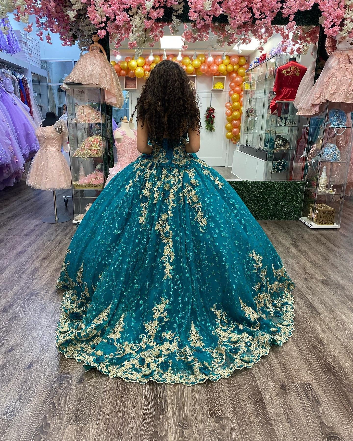 WQ1131 - Luxury & Gorgeous Ball Gown V Neck Straps Gold Lace Appliques Sequined Beaded Hunter Green Tulle Quinceanera Dresses Princess Evening Party Gown for Sweet 16 Dress