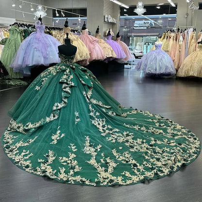 Smaragdgrünes Quinceanera-Kleid aus Tüll mit langer Schleppe und Schleife hinten, Ballkleid mit Herzausschnitt, 3D-Blumen und Goldapplikationen, süßes 15. Abschlussball-Partykleid