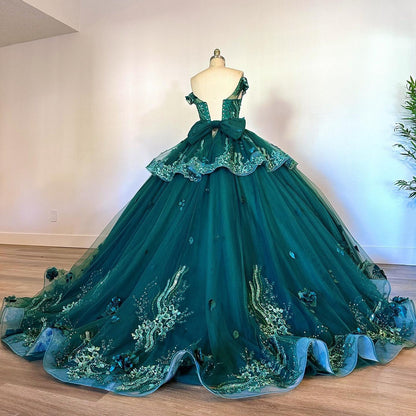 WQ1071 - Elegant Ball Gown Off Shoulder Flower Lace Appliques Tiered Sweep Train Emerald Green Tulle Quinceanera Dress for Sweet 16