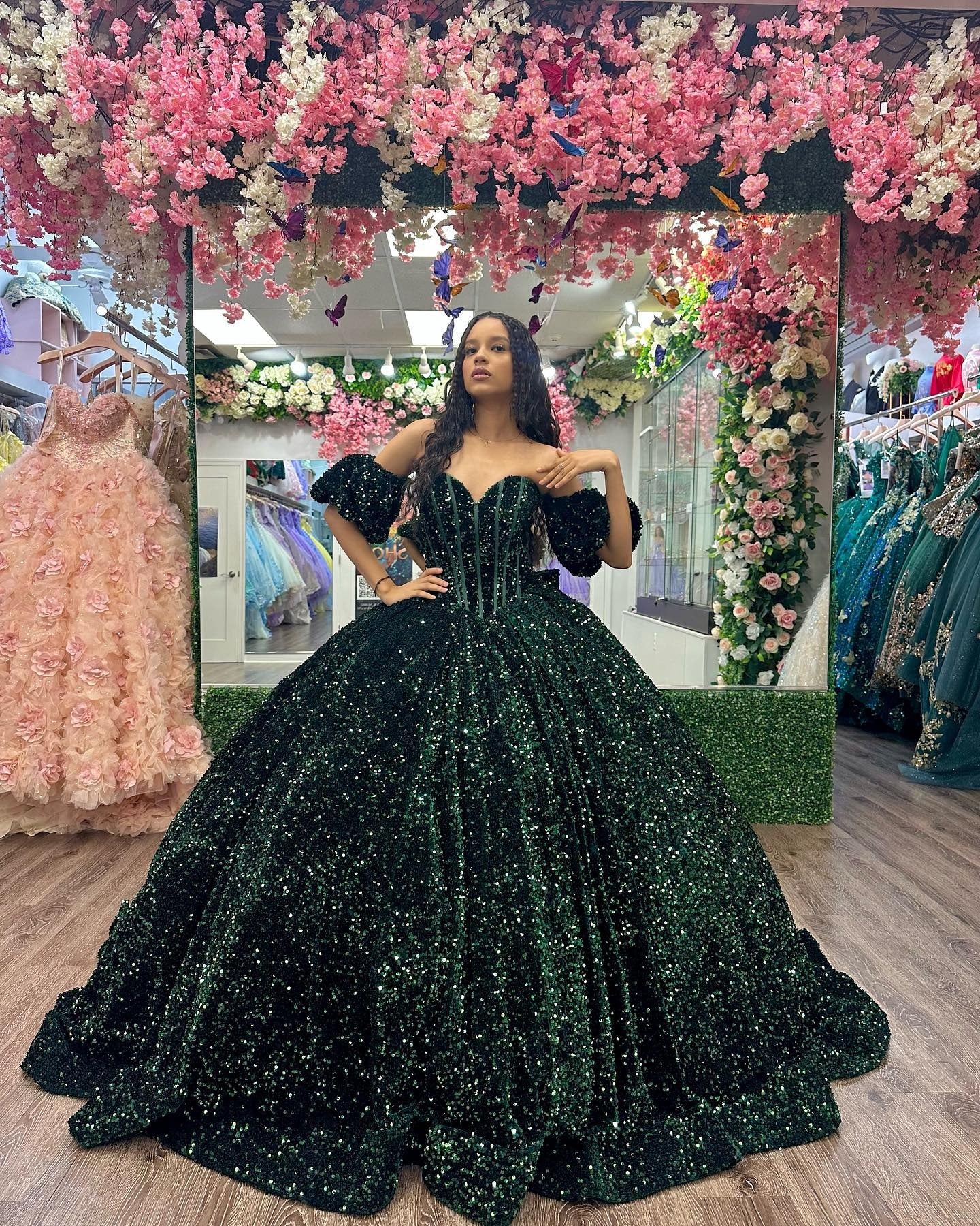 Robe de Quinceanera scintillante vert émeraude à col en cœur 2024, robe de bal de princesse en tulle pailleté et corset perlé, manches bouffantes, robe de soirée de bal, robe Sweet 16