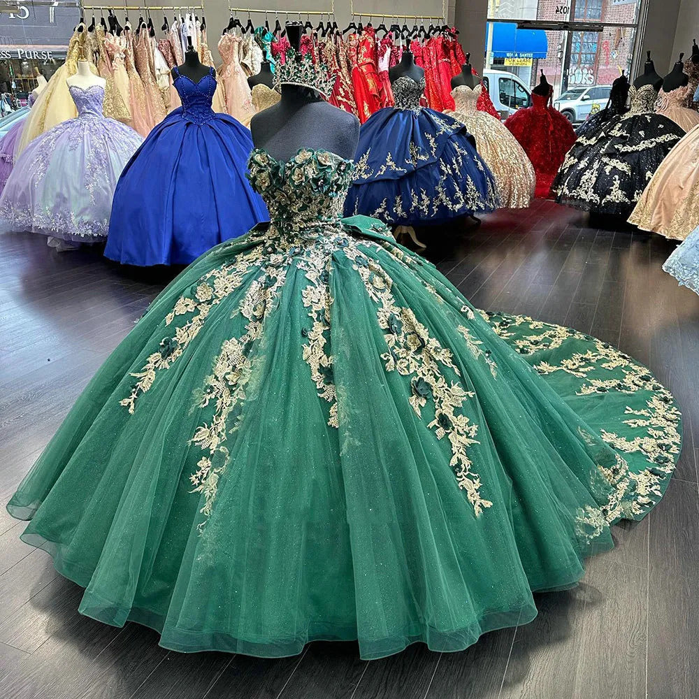 Smaragdgrünes Quinceanera-Kleid aus Tüll mit langer Schleppe und Schleife hinten, Ballkleid mit Herzausschnitt, 3D-Blumen und Goldapplikationen, süßes 15. Abschlussball-Partykleid