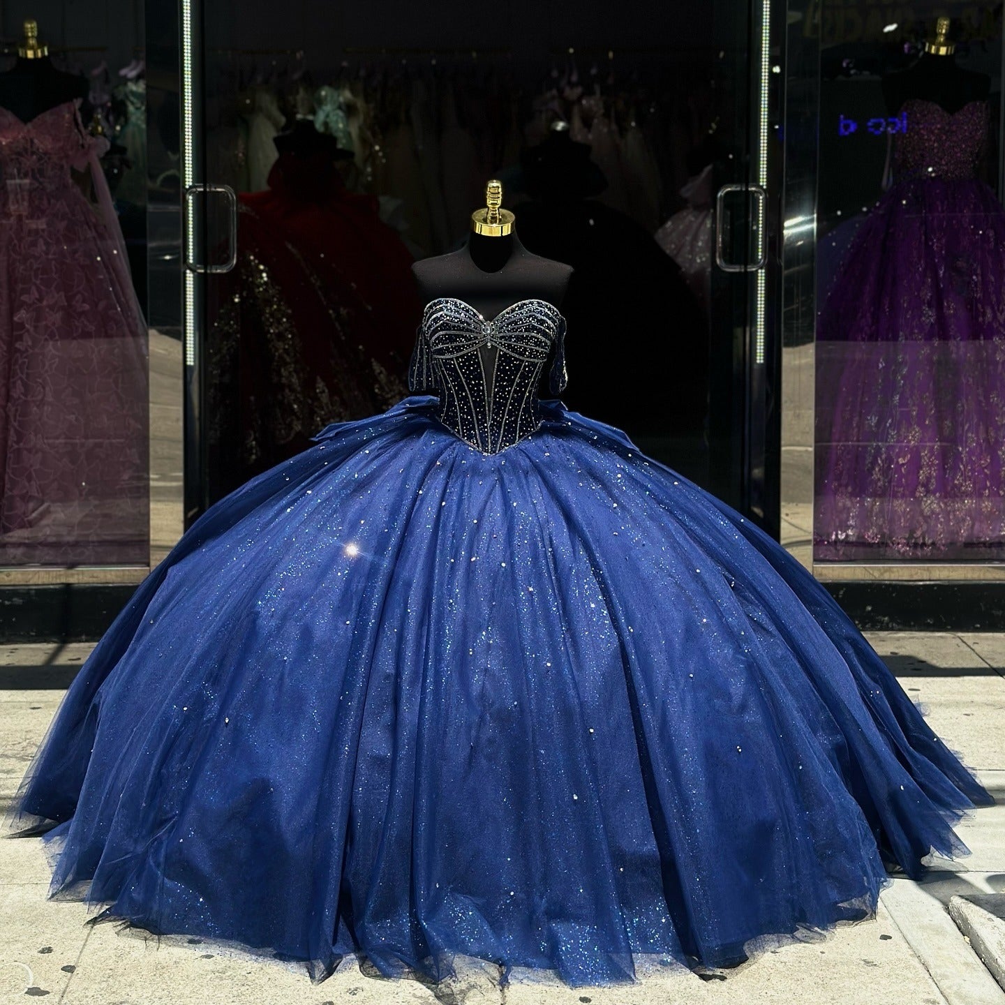 Luxuriöse königsblaue Ballkleider Quinceanera-Kleider mit Perlen, schulterfrei, herzförmiger Ausschnitt, Schleife, Glitzer, Tüll, Korsett, Sweet 16, Prinzessinnen-Partykleid