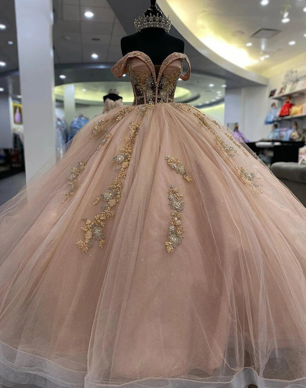 Rosa Illusion Off The Shoulder Quinceanera Kleider Prinzessin Ballkleid Pailletten Spitze Applikationen Perlen Korsett Tüll Partykleider Sweet 16 Kleid