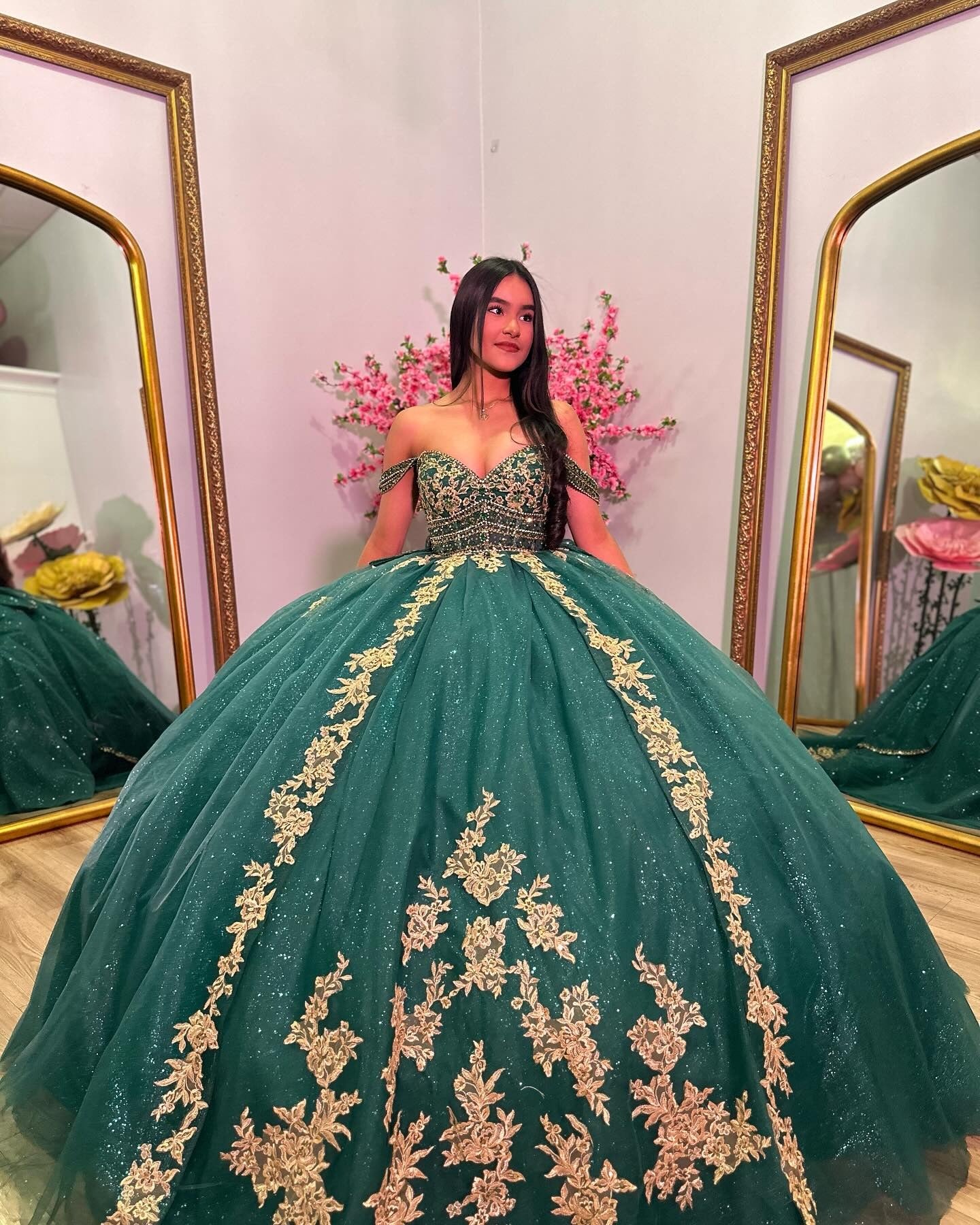 WQ1149 - Elegant & Luxury Ball Gown Off Shoulder Gold Appliques Emerald Green Tulle Princess Birthday Party Dress Quinceanera Dress for Sweet 16