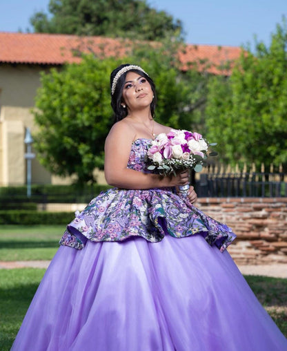 WQ1077 - Gorgeous Ball Gown Strapless Sleeveess Flower Appliques Lavender Tulle Quinceanera Dress for Sweet 16 Evening Gown