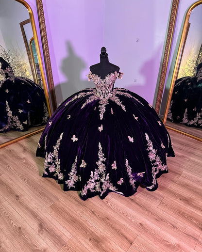 WQ1147 - Elegant Ball Gown Off Shoulder Beaded Gold Flowers Butterfly Appliques Dark Purple Velvet Quinceanera Dress for Sweet 16