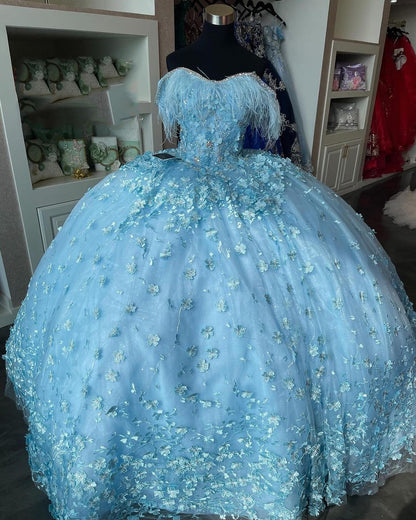 Himmelblaues schulterfreies Quinceanera-Kleid, Ballkleid, Feder, schulterfrei, Blumenapplikationen, funkelnde Perlen, Prinzessinnen-Geburtstagspartykleid, süßes 16. Kleid