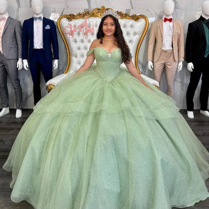 Robes de Quinceanera vert sauge à épaules dénudées 2024 paillettes scintillantes perles corset bouffant robe de bal chérie princesse robes de bal robe douce 16