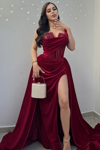 WU1089 - Robe de soirée sexy et magnifique à une épaule, sans bretelles, plissée, en velours bordeaux, avec fente latérale haute