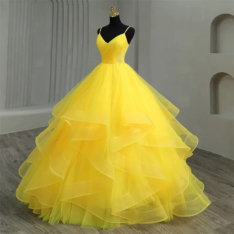 Gelbe Quinceanera-Kleider mit V-Ausschnitt und Spaghettiträgern, Ballkleid, mehrlagiges Tüll, gerüschtes, bauschiges A-Linien-Prinzessinnen-Ballkleid, Sweet 16-Kleid