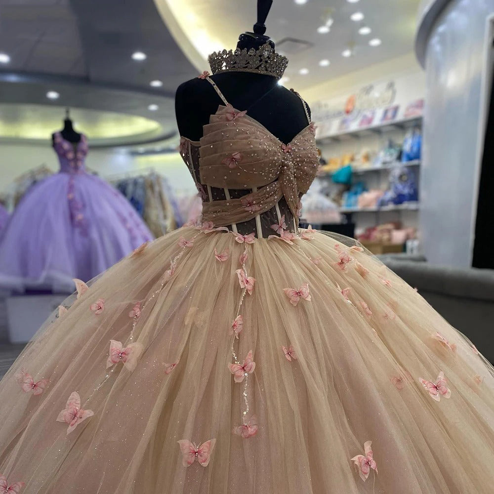 Robe de Quinceanera Champagne Robe de bal Sweetheart Bretelles spaghetti Appliques papillon Corset perlé Robes de fête d'anniversaire Lacets dans le dos