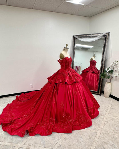 Rotes Satin Quinceanera-Kleid mit langen Ärmeln, schulterfrei, Blumen, Spitzenapplikationen, herzförmiger Ausschnitt, Perlenbesatz, abgestufte Rüschen, Prinzessin-Ballkleid, Sweet 16-Kleid