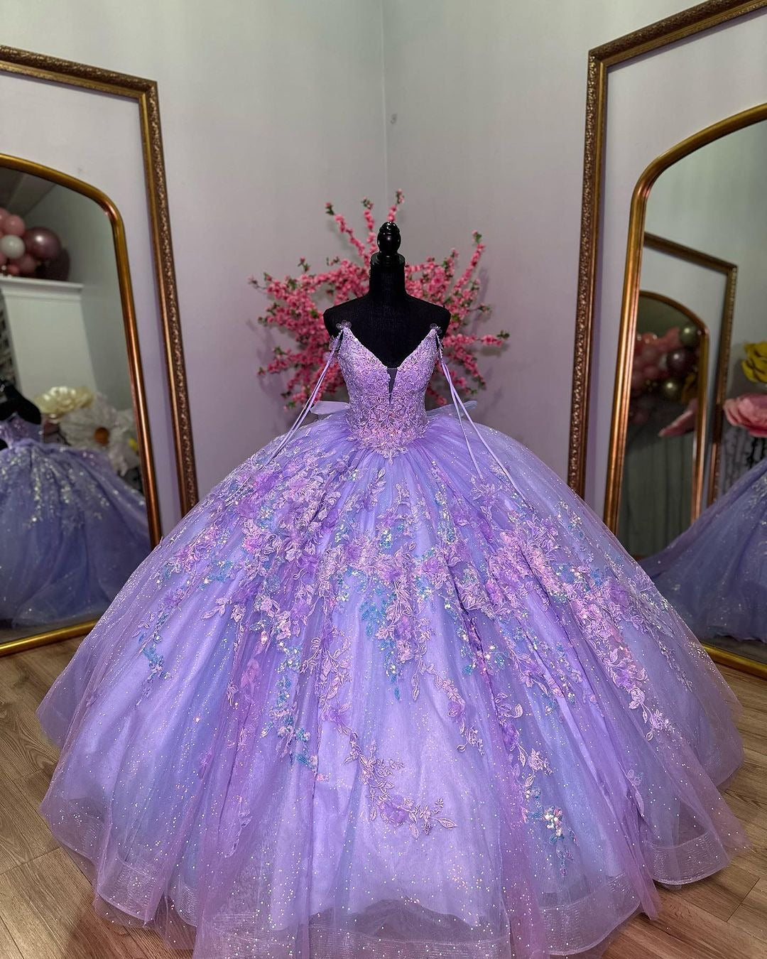 WQ1154 - Glitter & Sparkly Ball Gown V Neck Lace Appliques Beaded Bow Knot Lavender Tulle Quinceanera Dress Birthday Evening Party Gown for Sweet 16