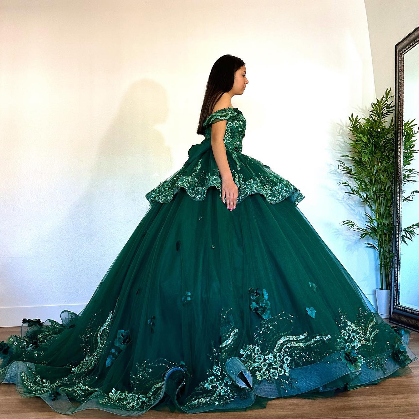 WQ1071 - Elegant Ball Gown Off Shoulder Flower Lace Appliques Tiered Sweep Train Emerald Green Tulle Quinceanera Dress for Sweet 16