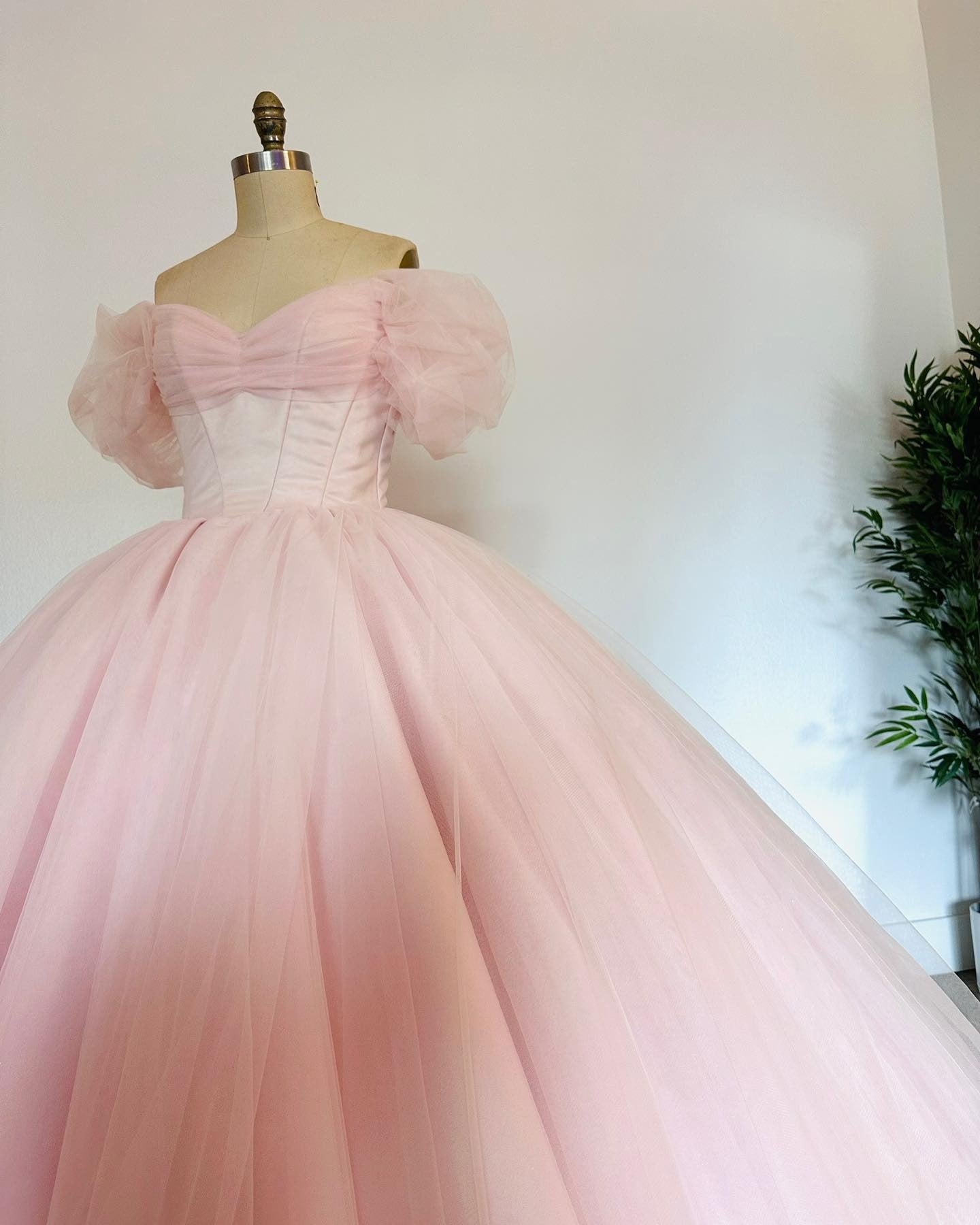 Rosa Prinzessin Quinceanera Kleider Ballkleid Tüll Schulterfrei Puffärmel A Linie Herzausschnitt Lange Ballkleider Sweet 16 Kleid