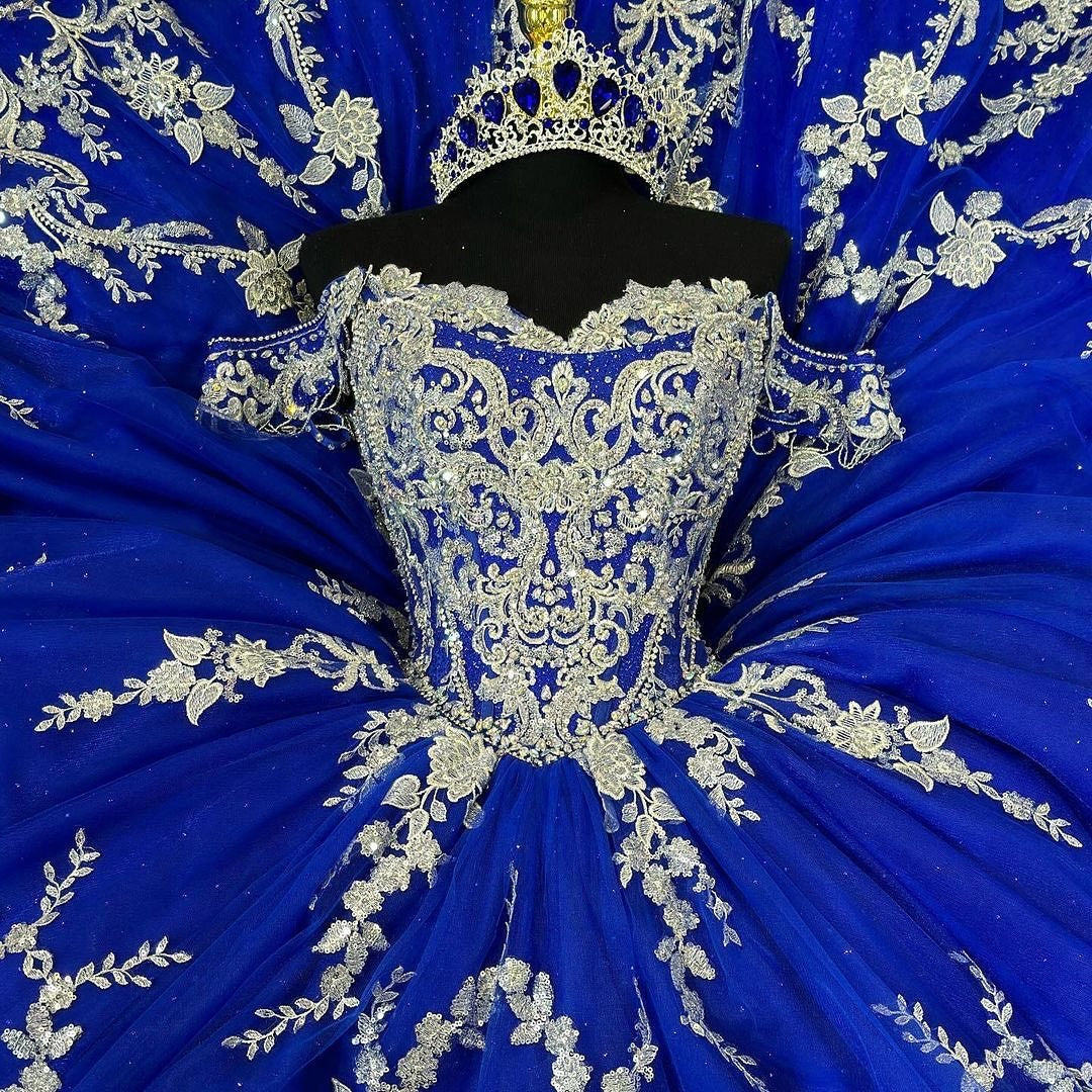 Königsblaues schulterfreies Prinzessin Quinceanera-Kleid Ballkleid mit Spitzenapplikationen und funkelnden Perlen aus Tüll für formelle Abschlussball-Partykleider Sweet 16 Dress