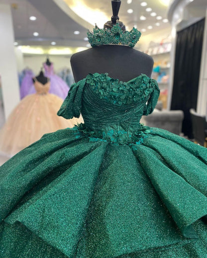 Robe de Quinceanera verte, robe de bal 2024, épaules dénudées, robe Sweet 16, volants à plusieurs niveaux, paillettes, tulle, perles, fleurs 3D, appliques, robes de fête d'anniversaire