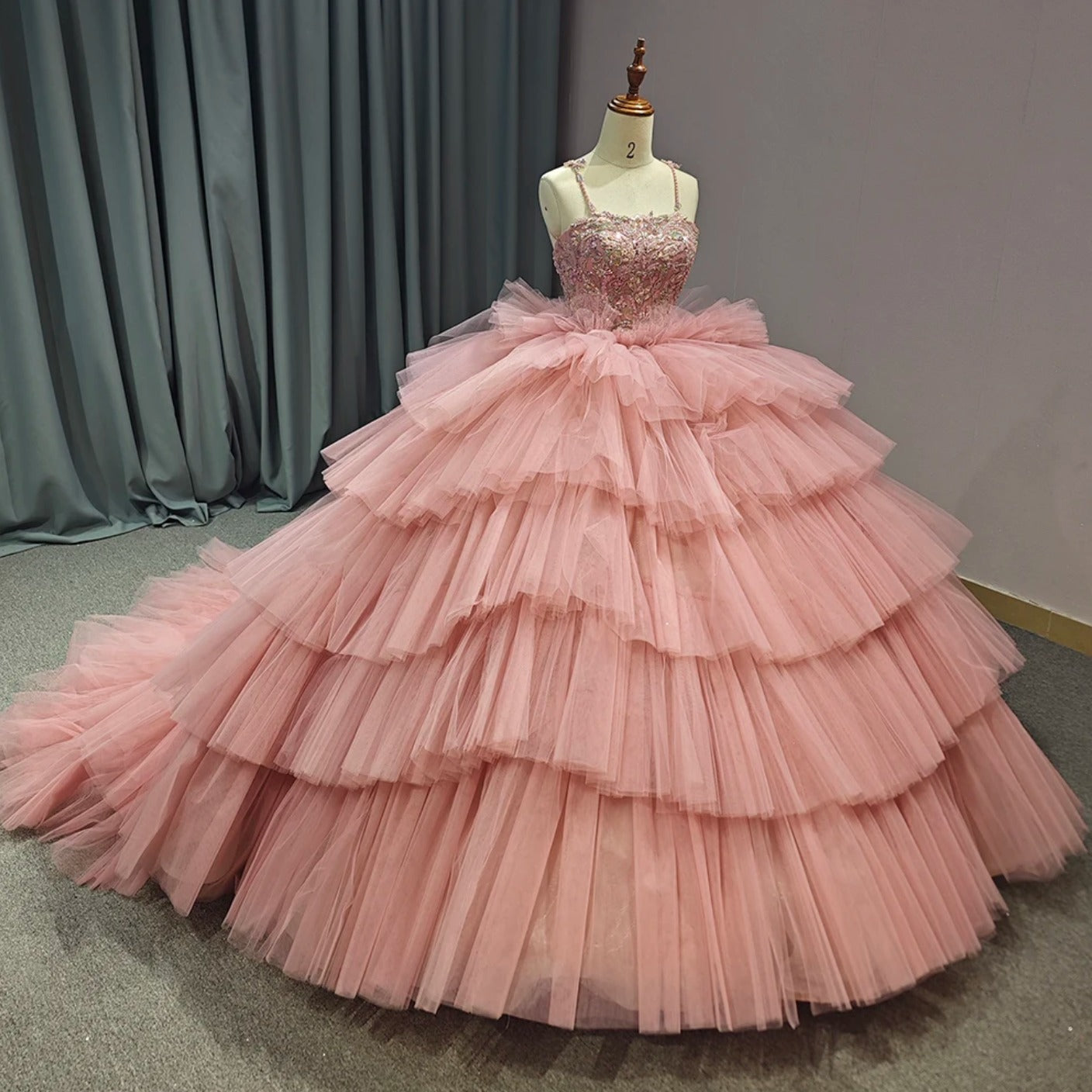 Robe de bal rose à bretelles spaghetti, corset, robe de princesse, robes de Quinceanera, appliques en dentelle, corset perlé, robe de bal à plusieurs niveaux en tulle, robes de fête Sweet 16