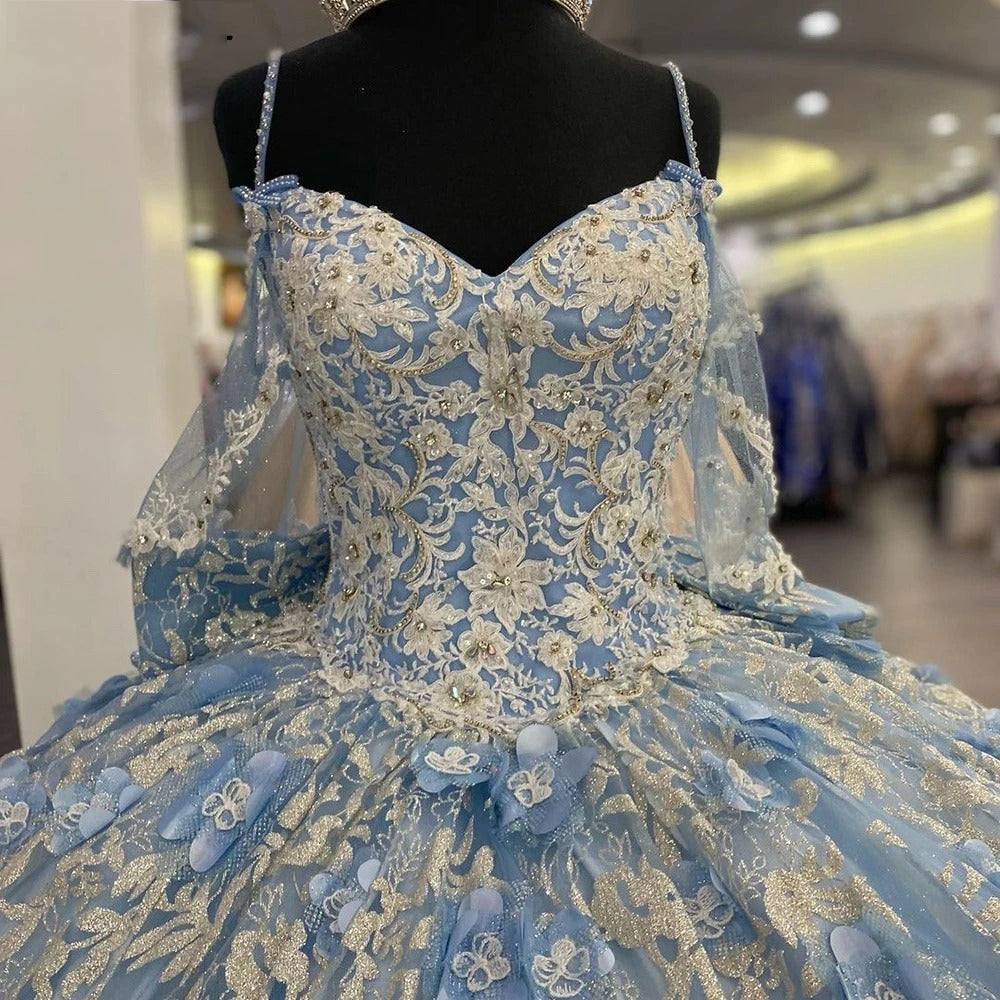 Himmelblaues Quinceanera-Kleid mit V-Ausschnitt und Spaghettiträgern, Prinzessinnen-Ballkleid, Tüll, Blumenapplikationen, Perlen, Schnürung, süßes 15./16. Kleid, elegante Ballkleider