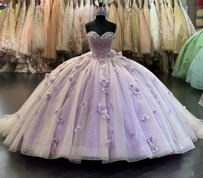 Robe de bal à paillettes lilas avec décolleté en cœur et fleurs 3D, robe de soirée bouffante en tulle perlé sans bretelles avec appliques en dentelle et tulle perlé pour fête d'anniversaire de 16 ans