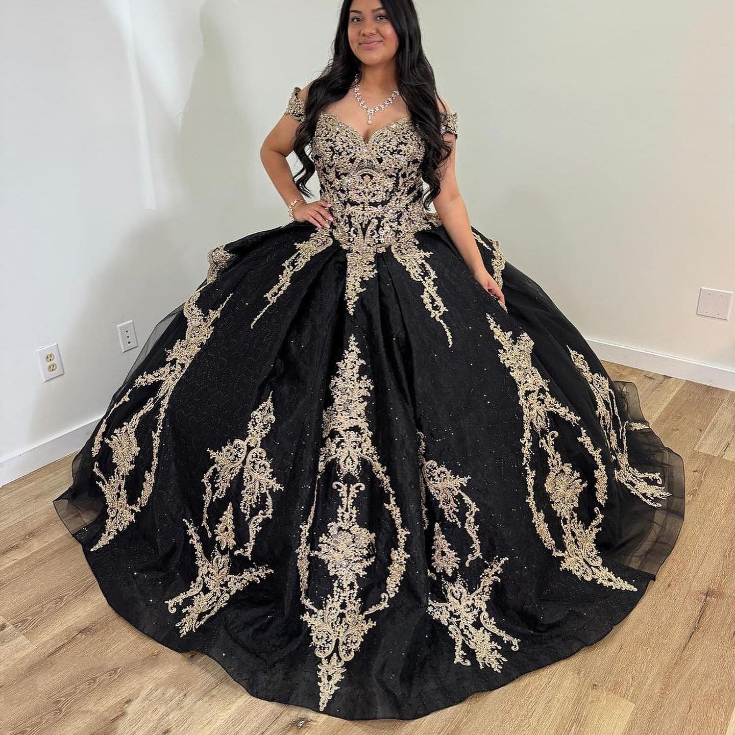 Schwarzes schulterfreies Prinzessin Quinceanera-Kleid, Ballkleid, Spitzenapplikationen, funkelnde Perlen, Glitzer, Tüll, gestufte Rüschen, Partykleider, Sweet 16 Dress