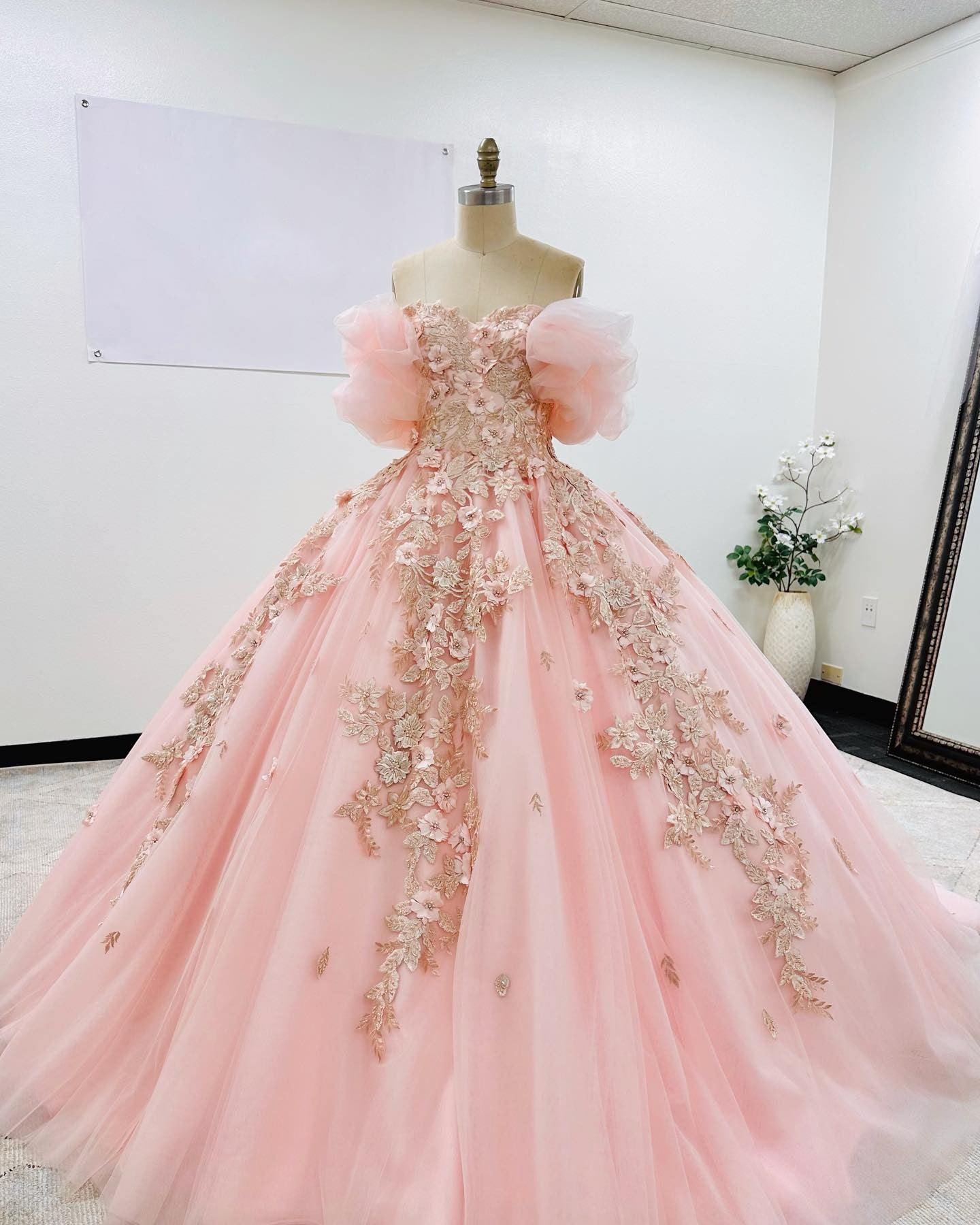 Rosa Herzausschnitt Off Shoulder Ballkleid Prinzessin Quinceanera Kleider Blumen Applikationen Perlen Tüll Puffärmel Formelle Abendparty Sweet 16 Kleid