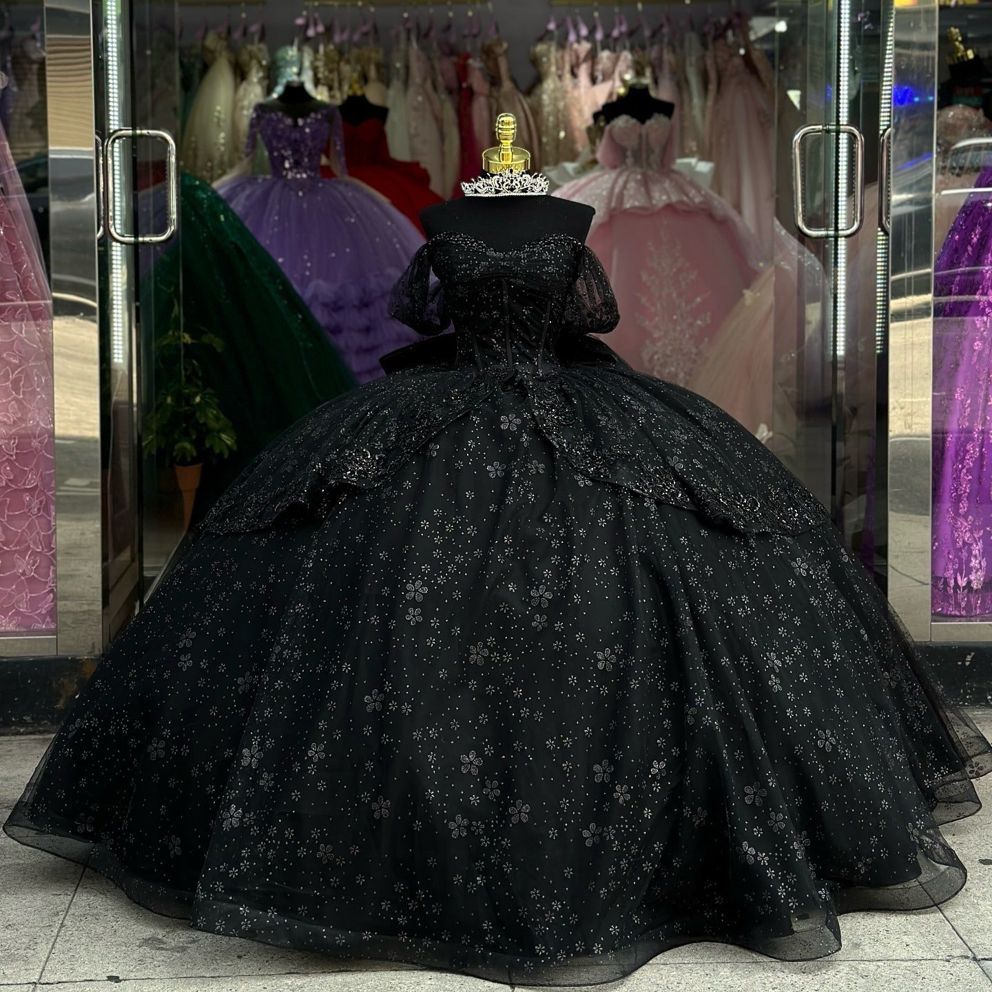 Luxuriöses schwarzes, glänzendes Quinceanera-Kleid, schulterfrei, Ballkleid, Blumen, Applikationen, Perlen, Korsett, Schleife, abgestuftes Tüllkleid für süße 16