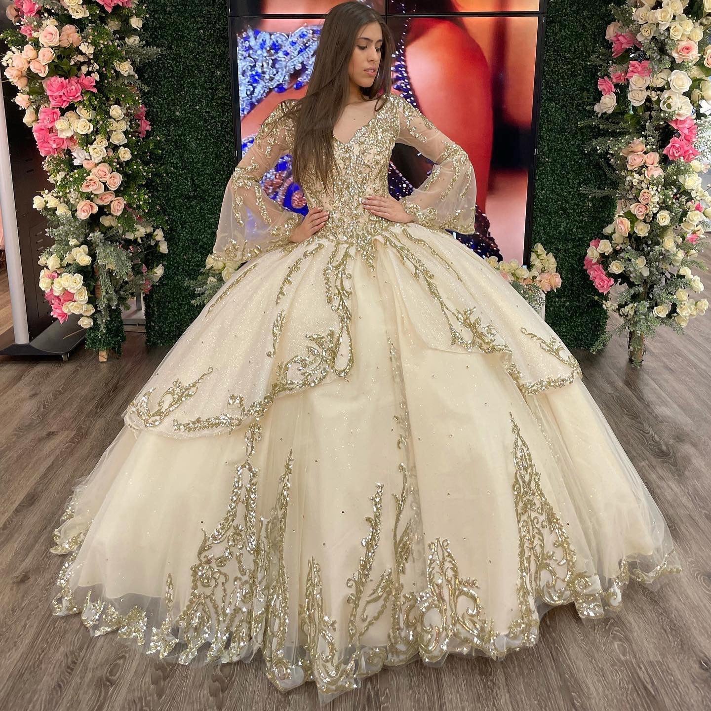 WQ1139 - Elegant & Gorgeous Ball Gown Sweetheart Long Sleeves Sequined Appliques Beaded Tiered Champagne Tulle Quinceanera Dress Princess Evening Party Gown for Sweet 16