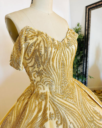 Luxuriöse Quinceanera-Kleider aus goldenem Satin, schulterfrei, herzförmiger Ausschnitt, Perlen, glitzernde Pailletten, Ballkleid für formelle Abendkleider