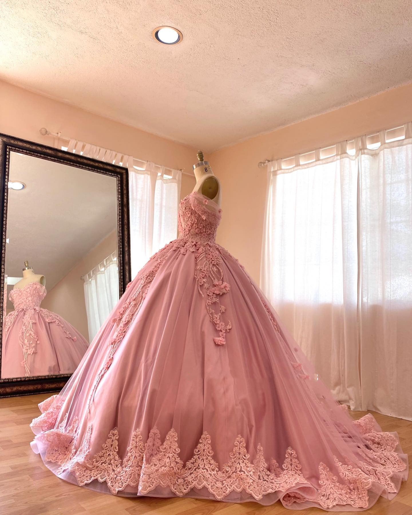 Rosa Satin Ballkleid Quinceanera Kleider Blumen Spitze Applikationen Perlen Off Schulter Liebsten Prinzessin Ballkleider Geburtstag Party Kleid