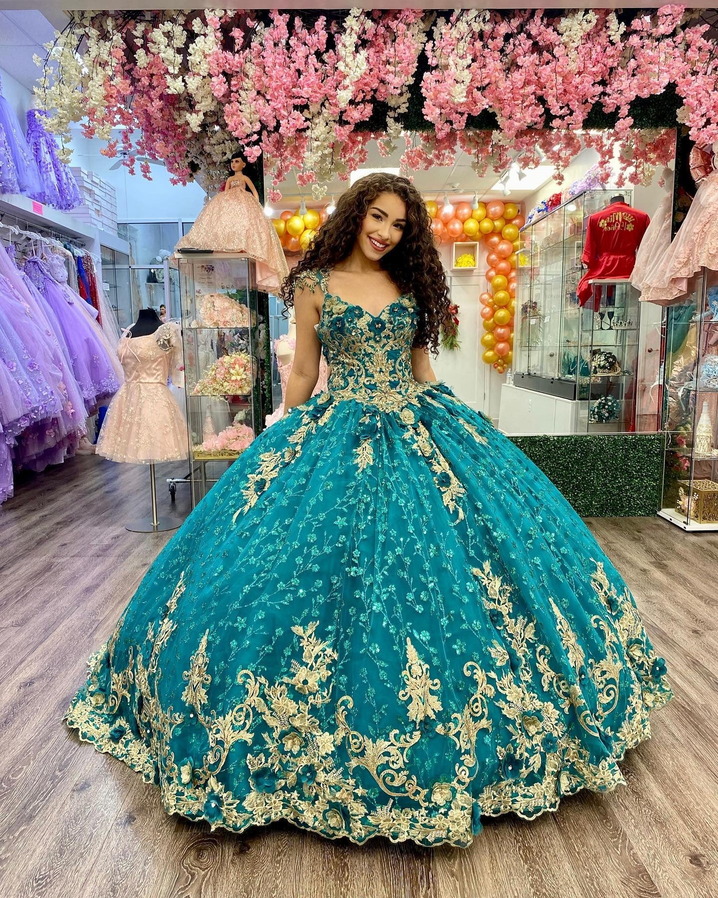 WQ1131 - Luxury & Gorgeous Ball Gown V Neck Straps Gold Lace Appliques Sequined Beaded Hunter Green Tulle Quinceanera Dresses Princess Evening Party Gown for Sweet 16 Dress