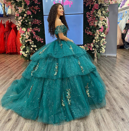 WQ1133 - Ball Gown Off Shoulder Gold Appliques Beaded Tiered Ruffles Emerald Green Tulle Quinceanera Dress Formal Evening Party Gown for Sweet 16