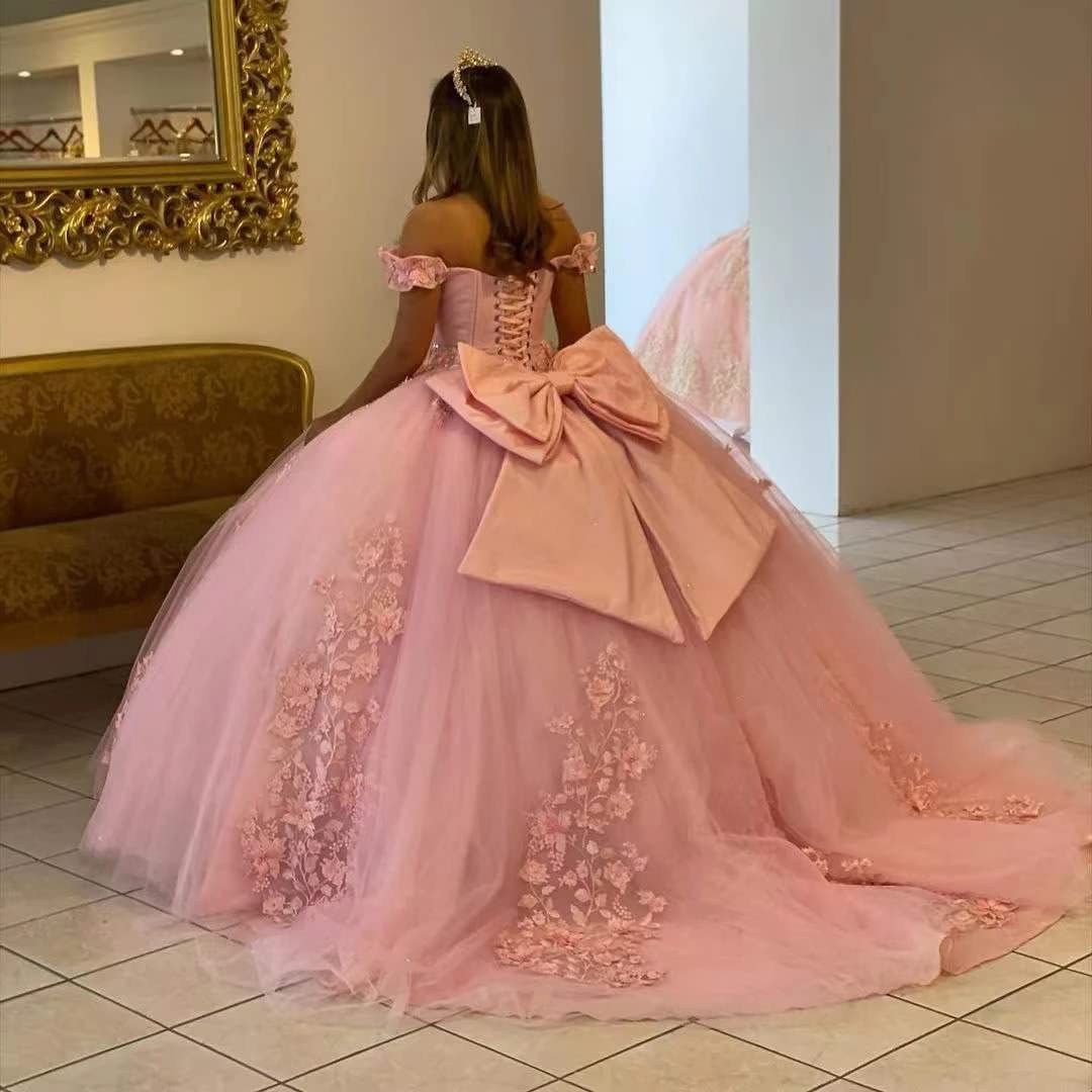 Schulterfreies Quinceanera-Kleid aus Spitze in Rosa mit Perlen und Applikationen, Ballkleider mit Schleife hinten, süßes 15.-16. Geburtstagspartykleid