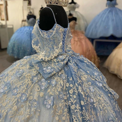 Himmelblaues Quinceanera-Kleid mit V-Ausschnitt und Spaghettiträgern, Prinzessinnen-Ballkleid, Tüll, Blumenapplikationen, Perlen, Schnürung, süßes 15./16. Kleid, elegante Ballkleider