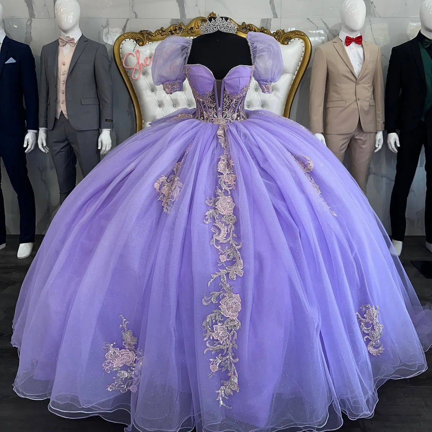 WQ1052 - Gorgeous Ball Gown Sweetheart Neck Puffy Sleeves Lace Appliques Bow Knot Sweep Train Lavender Tulle Quinceanera Dress for Sweet 16