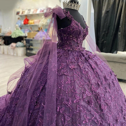 Robe de Quinceanera de luxe violette avec appliques papillon, paillettes, tulle, nœud, dentelle, perles avec cape, robe de bal, robe de princesse pour 16 ans