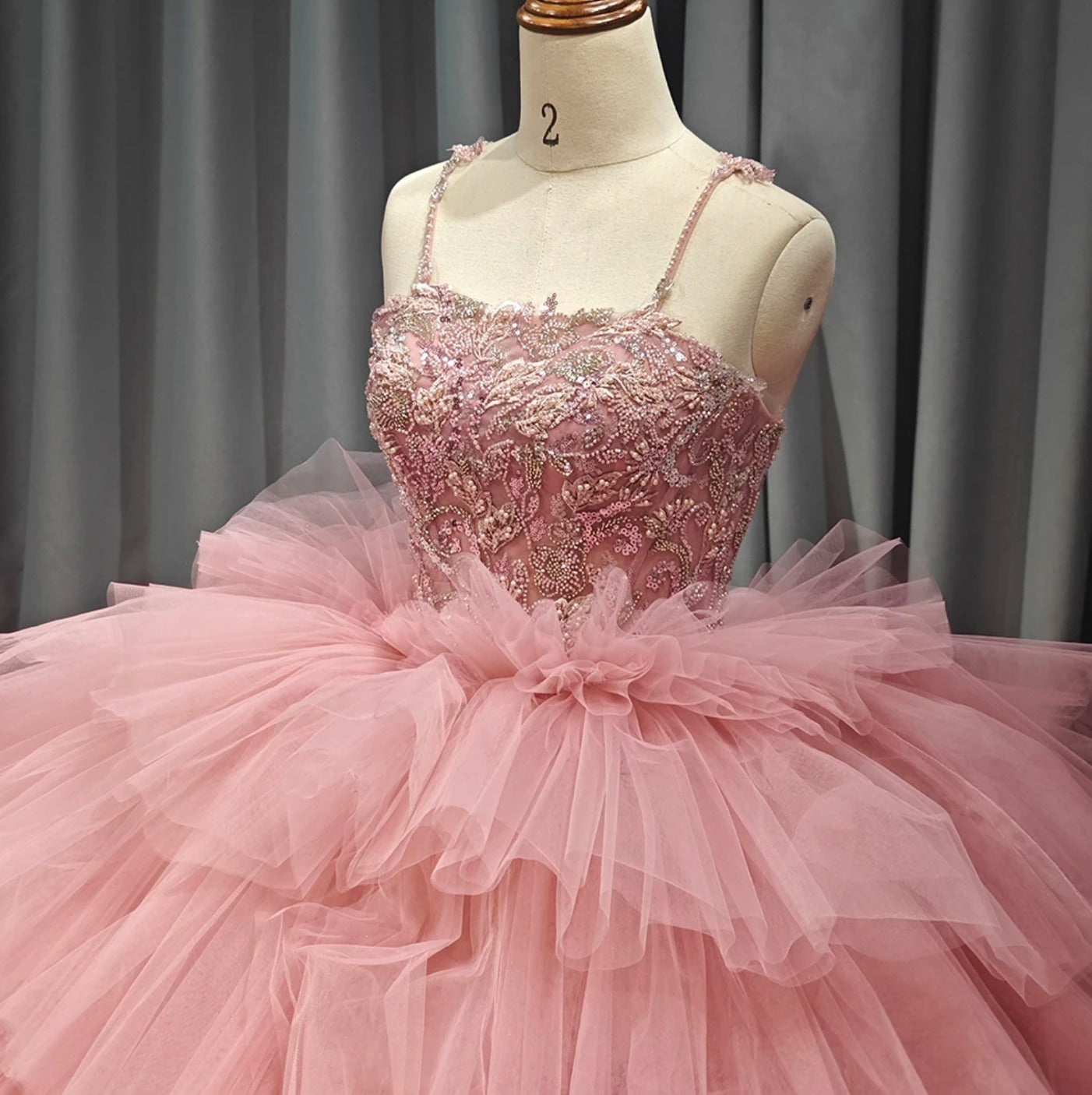 Robe de bal rose à bretelles spaghetti, corset, robe de princesse, robes de Quinceanera, appliques en dentelle, corset perlé, robe de bal à plusieurs niveaux en tulle, robes de fête Sweet 16