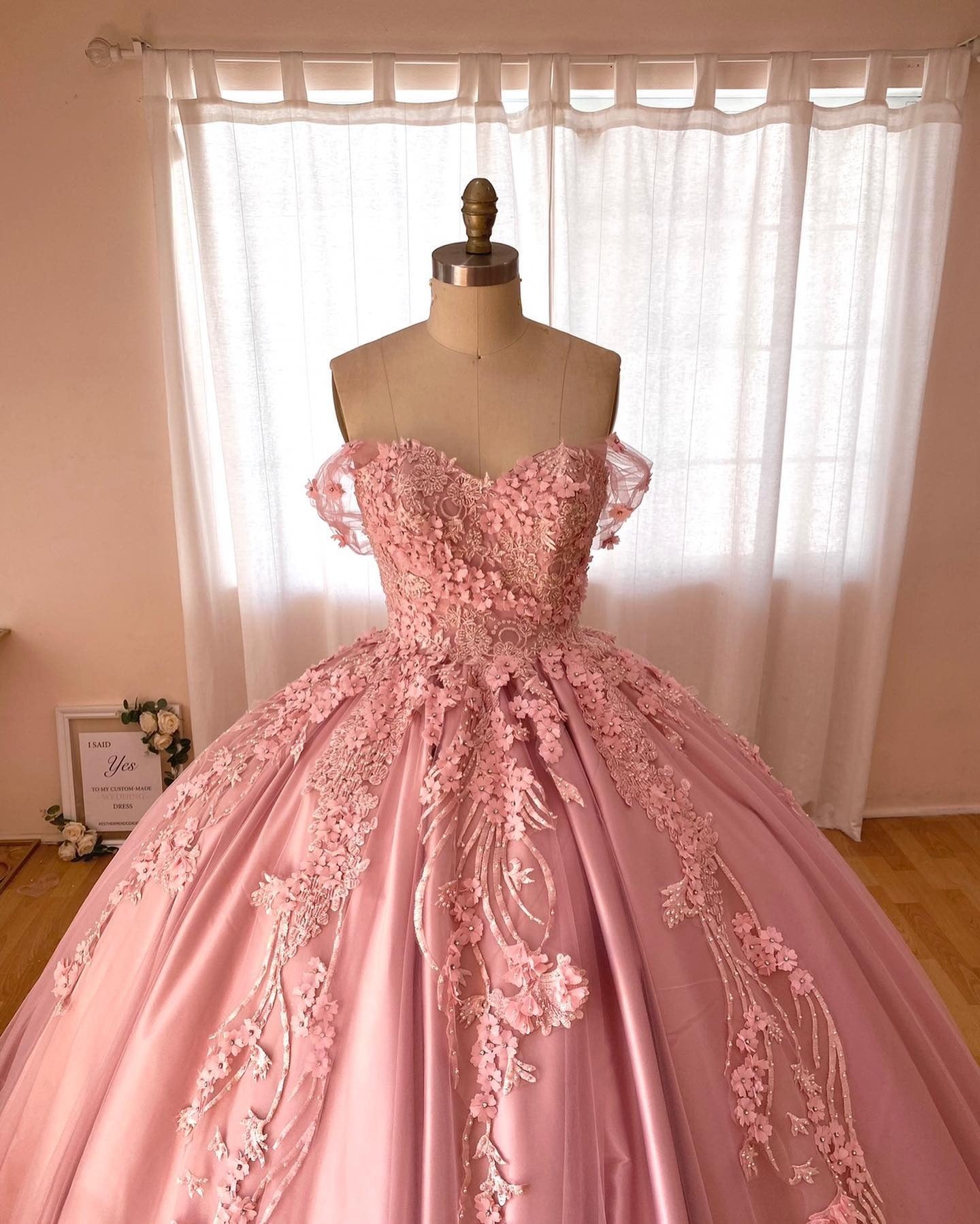 Rosa Satin Ballkleid Quinceanera Kleider Blumen Spitze Applikationen Perlen Off Schulter Liebsten Prinzessin Ballkleider Geburtstag Party Kleid