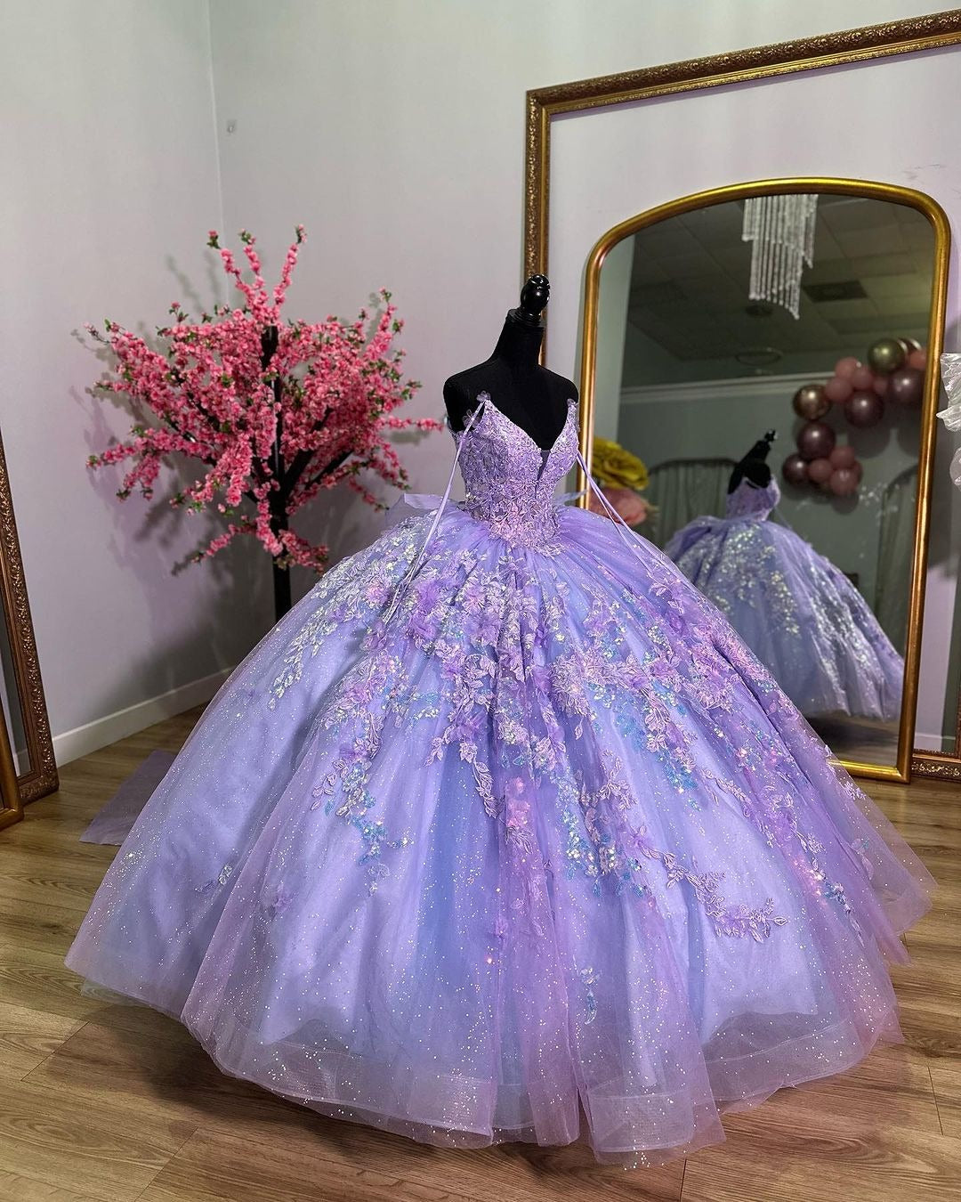 WQ1154 - Glitter & Sparkly Ball Gown V Neck Lace Appliques Beaded Bow Knot Lavender Tulle Quinceanera Dress Birthday Evening Party Gown for Sweet 16