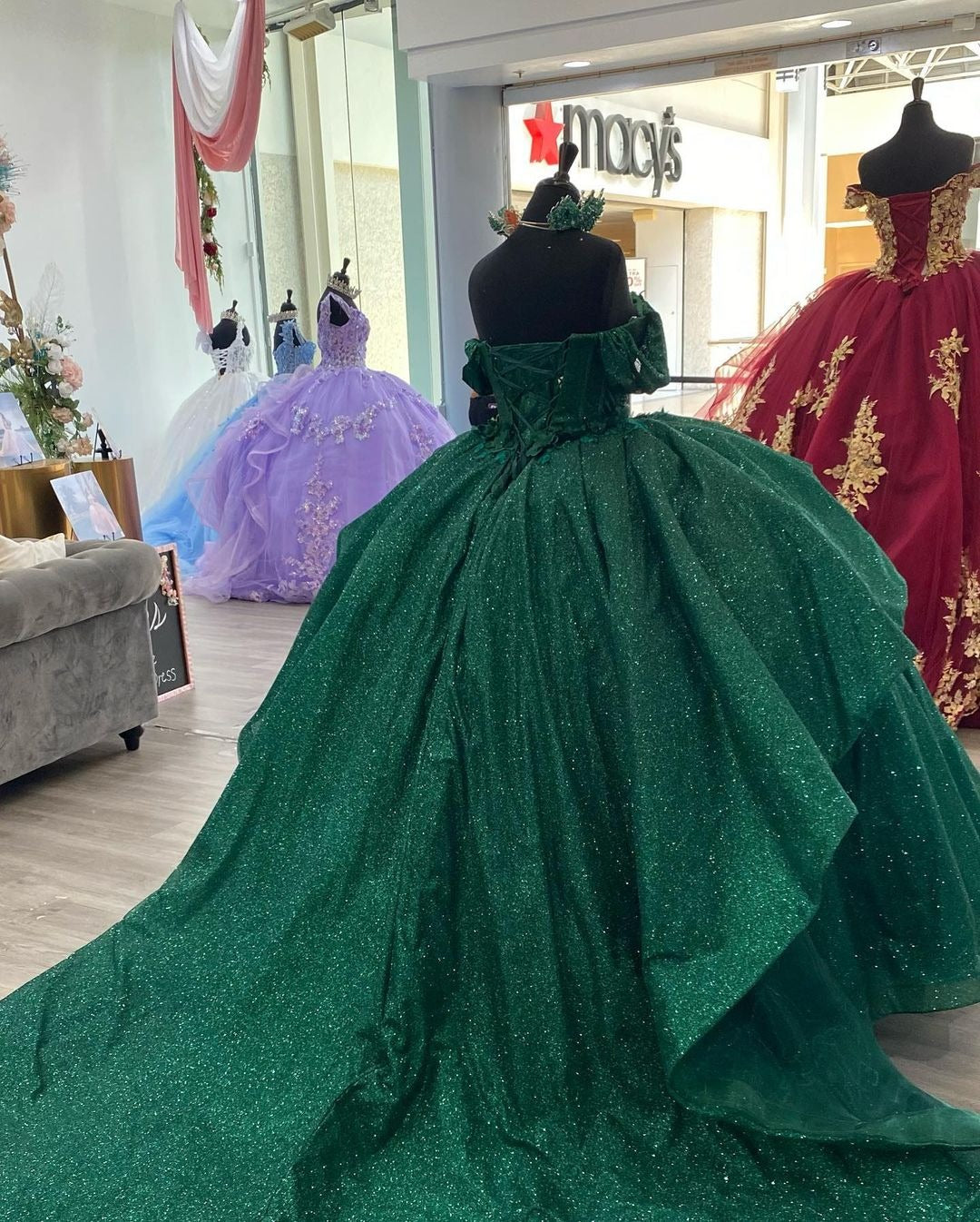 Robe de Quinceanera verte, robe de bal 2024, épaules dénudées, robe Sweet 16, volants à plusieurs niveaux, paillettes, tulle, perles, fleurs 3D, appliques, robes de fête d'anniversaire