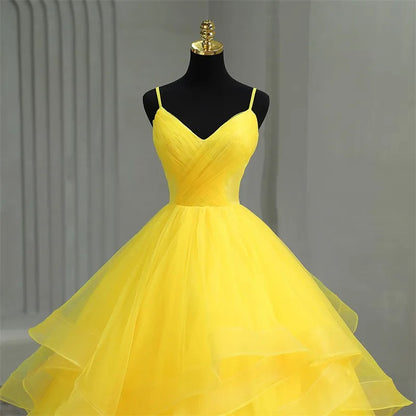 Gelbe Quinceanera-Kleider mit V-Ausschnitt und Spaghettiträgern, Ballkleid, mehrlagiges Tüll, gerüschtes, bauschiges A-Linien-Prinzessinnen-Ballkleid, Sweet 16-Kleid