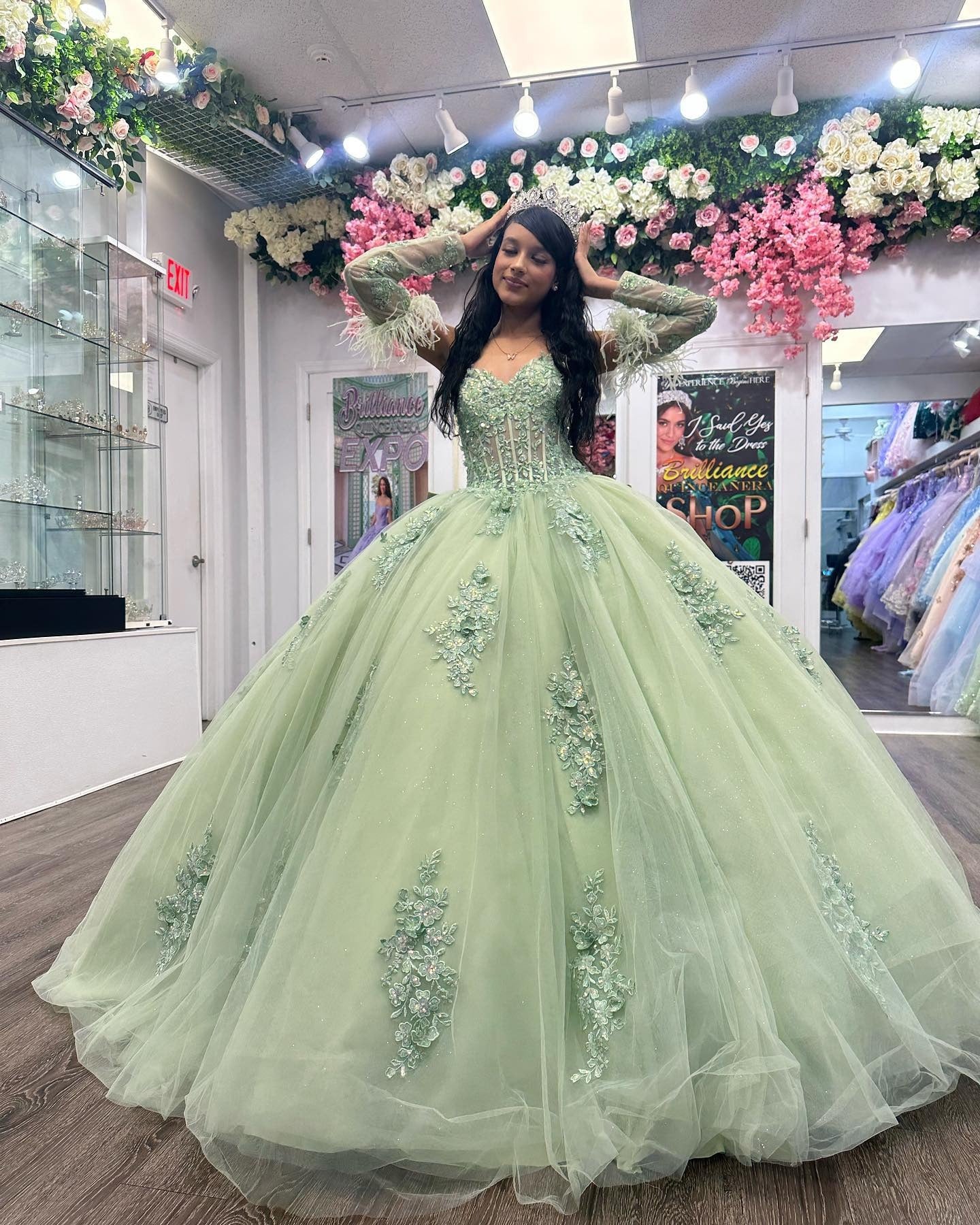 WQ1121 - Elegant Ball Gown Sweetheart Neck Detachable Long Sleeves Lace Appliques Feather Bow Knot Sage Green Tulle Quinceanera Dress Evening Party Gown for Sweet 16