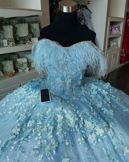 Himmelblaues schulterfreies Quinceanera-Kleid, Ballkleid, Feder, schulterfrei, Blumenapplikationen, funkelnde Perlen, Prinzessinnen-Geburtstagspartykleid, süßes 16. Kleid