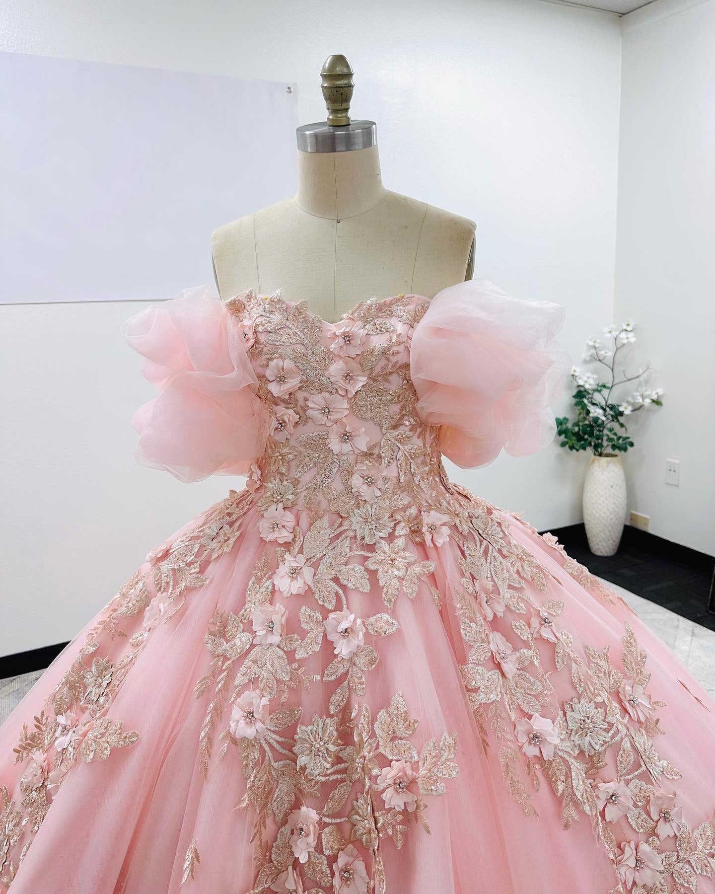 Rosa Herzausschnitt Off Shoulder Ballkleid Prinzessin Quinceanera Kleider Blumen Applikationen Perlen Tüll Puffärmel Formelle Abendparty Sweet 16 Kleid