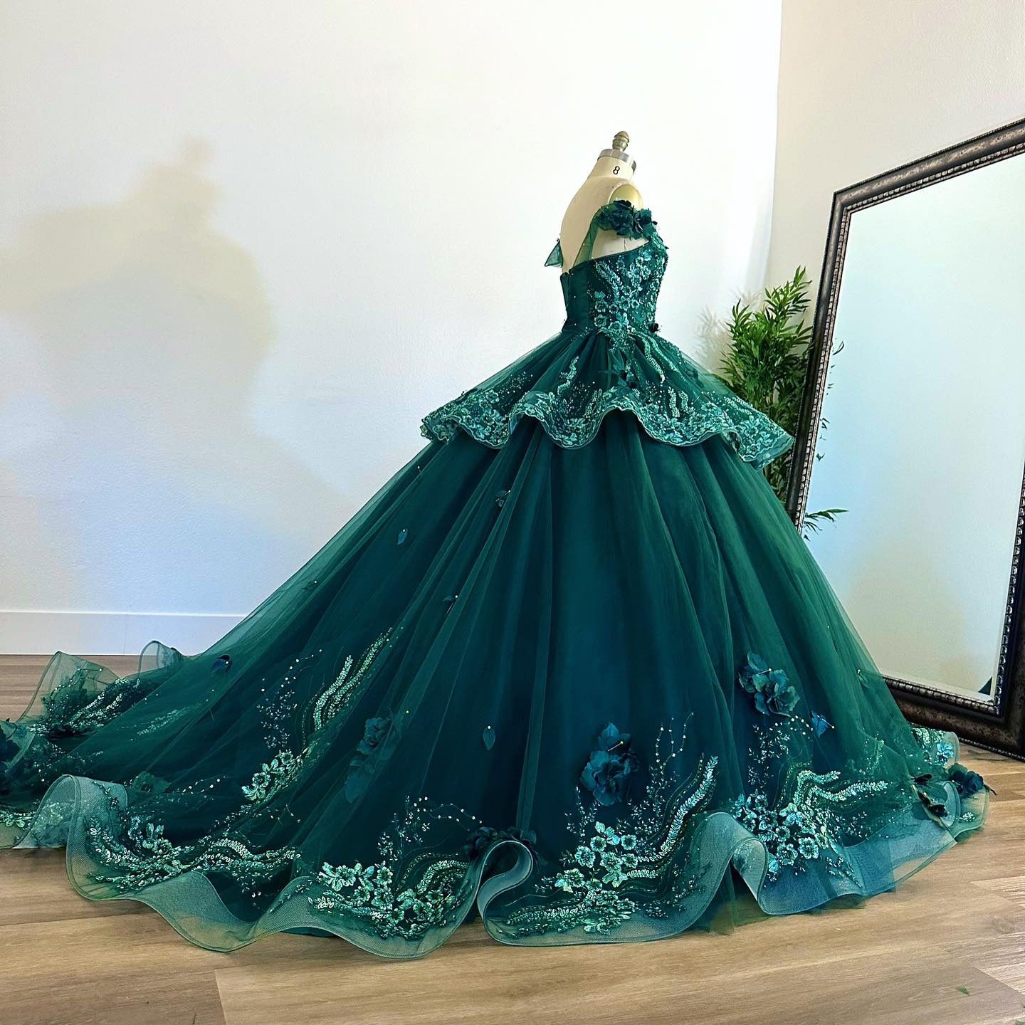 WQ1071 - Elegant Ball Gown Off Shoulder Flower Lace Appliques Tiered Sweep Train Emerald Green Tulle Quinceanera Dress for Sweet 16