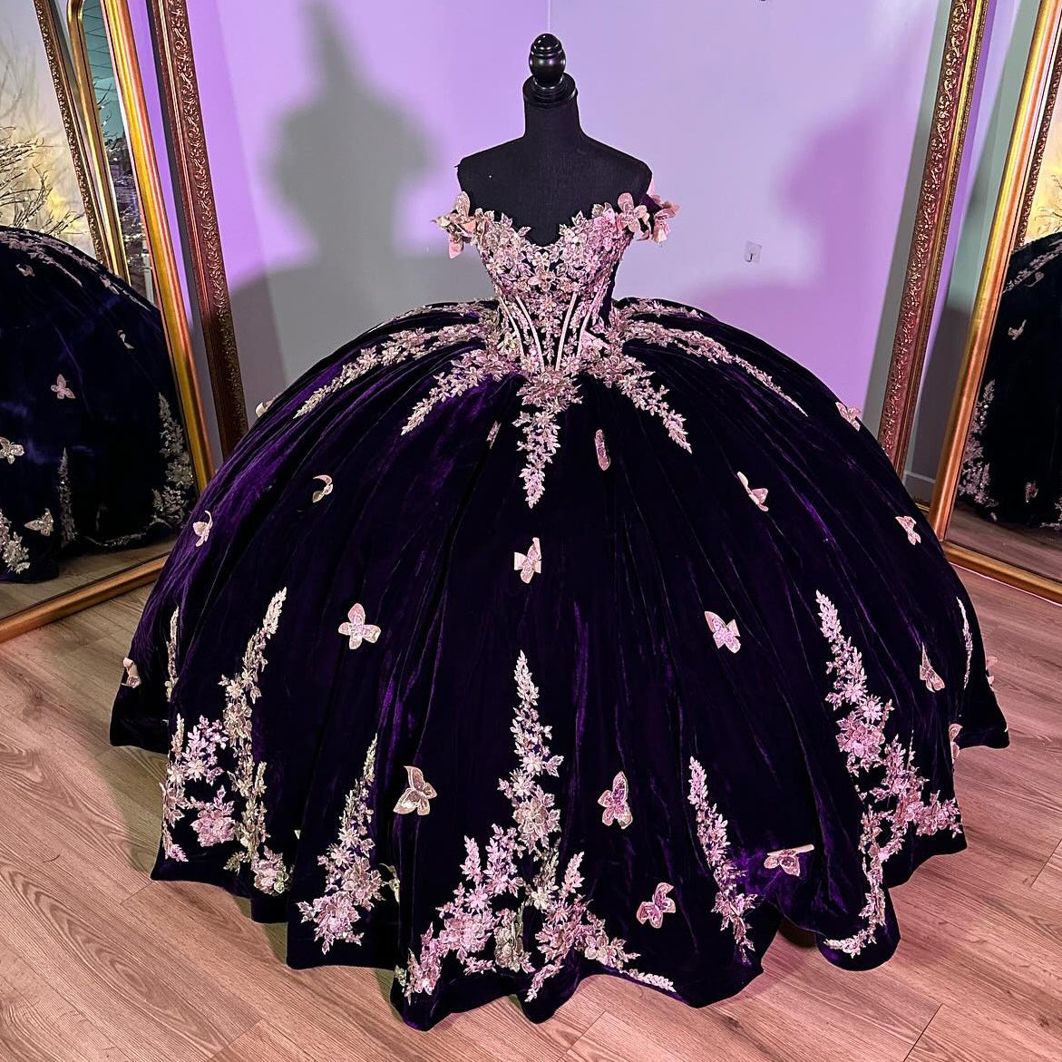 WQ1147 - Elegant Ball Gown Off Shoulder Beaded Gold Flowers Butterfly Appliques Dark Purple Velvet Quinceanera Dress for Sweet 16