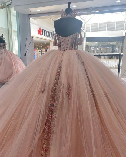 Robe de bal princesse rose clair avec appliques en dentelle et fleurs, robe de Quinceanera 2024, décolleté en cœur, épaules dénudées, corset, tulle perlé, robe de fête Sweet 16