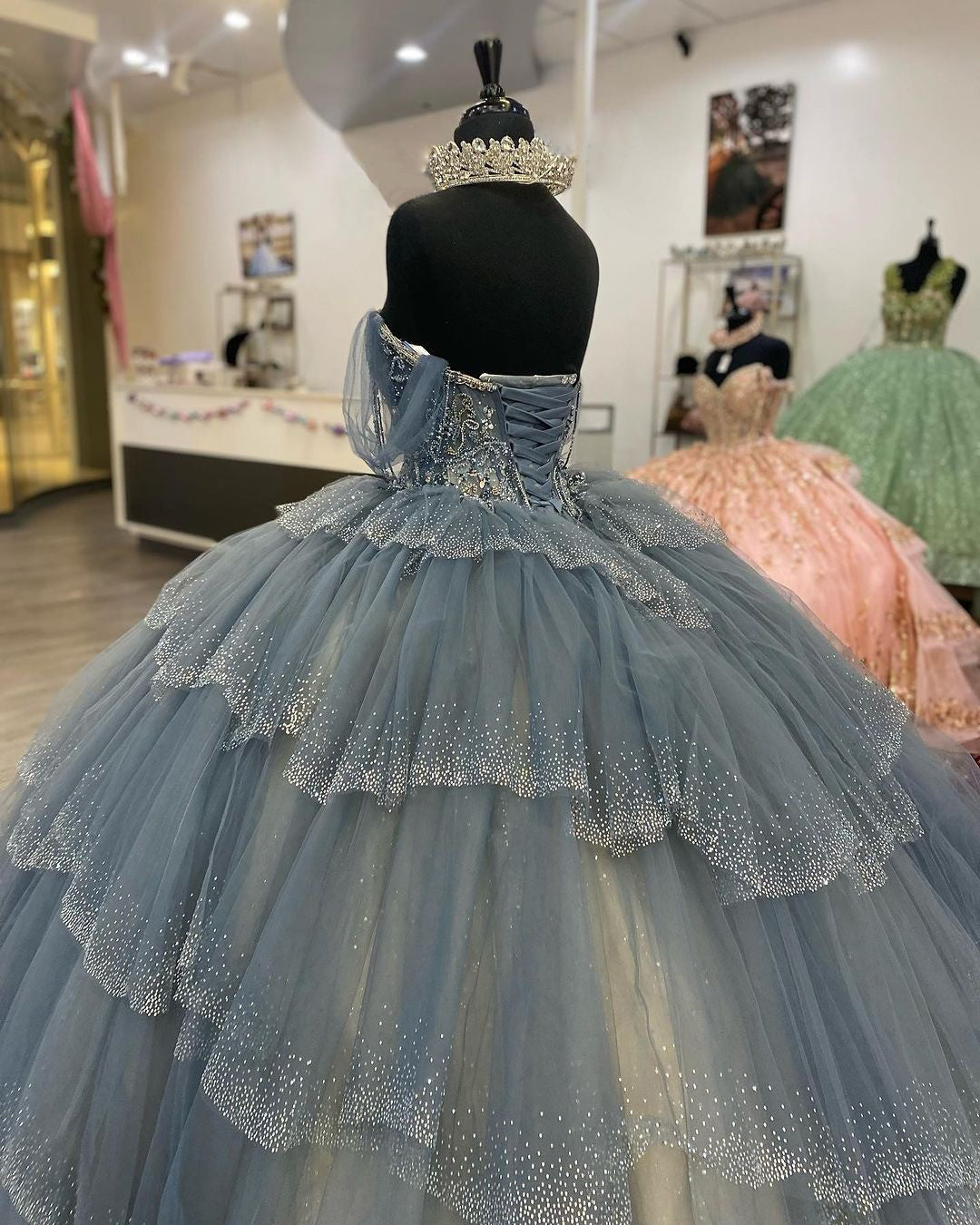 WQ1101 - Elegant Ball Gown Off Shoulder Sweetheart Neck Sleeveless Tiered Appliques Gery Tulle Princess Gown Quinceanera Dress for Sweet 16