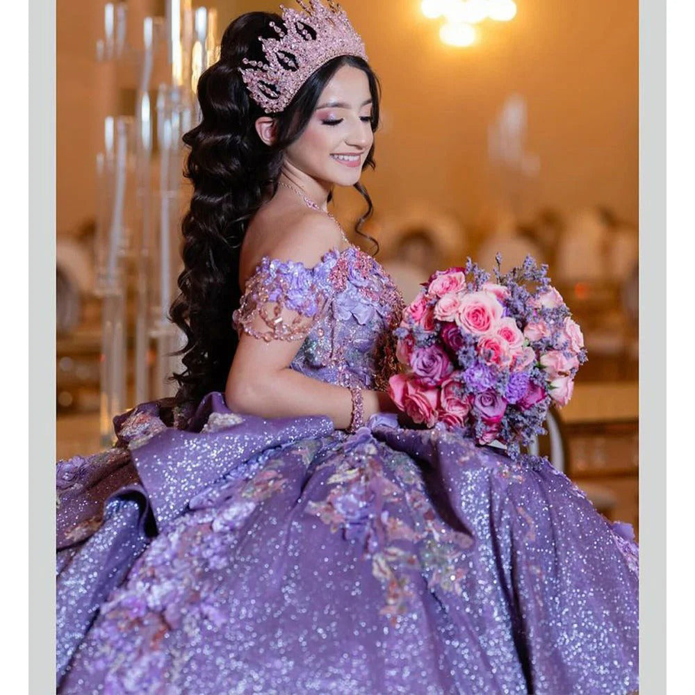 Luxuriöse lila Quinceanera-Kleider mit schulterfreiem Ausschnitt und 3D-Blumenapplikationen, Spitze, abgestufte Rüschen, süße 15./16. Geburtstagsparty, Ballkleider