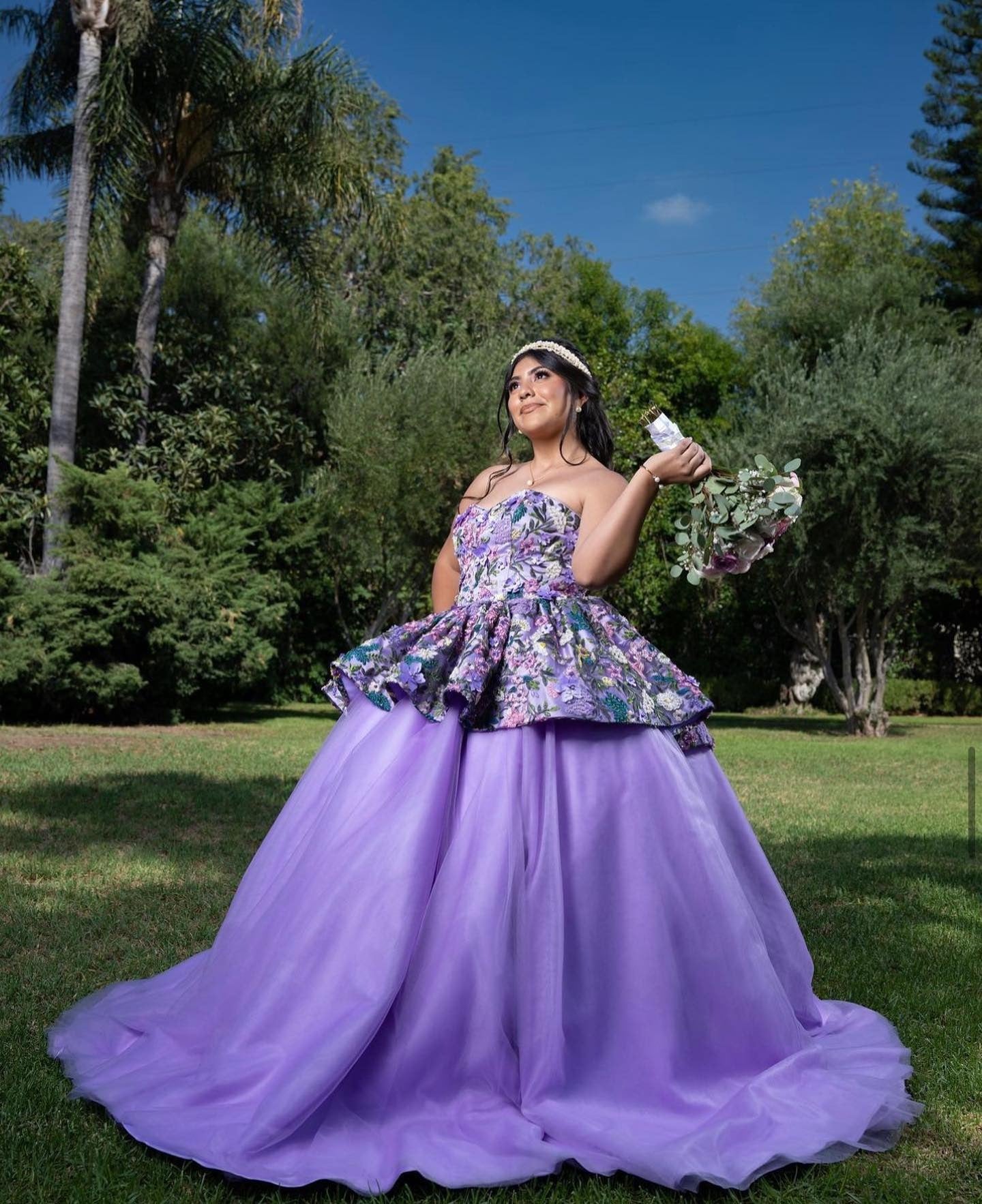 WQ1077 - Gorgeous Ball Gown Strapless Sleeveess Flower Appliques Lavender Tulle Quinceanera Dress for Sweet 16 Evening Gown